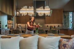 living-stone-–-waterfall-overlook-–-hendersonville-nc-–-custom-home-–-dining-table-flower-styling-–-21