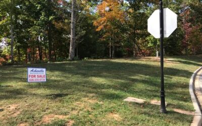 Location, Location, Location! Perfect lot in Beaucatcher Heights